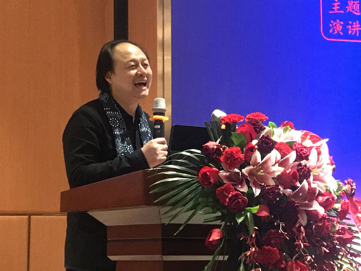 吴元新在中国工艺美术年会上作学术演讲.jpg