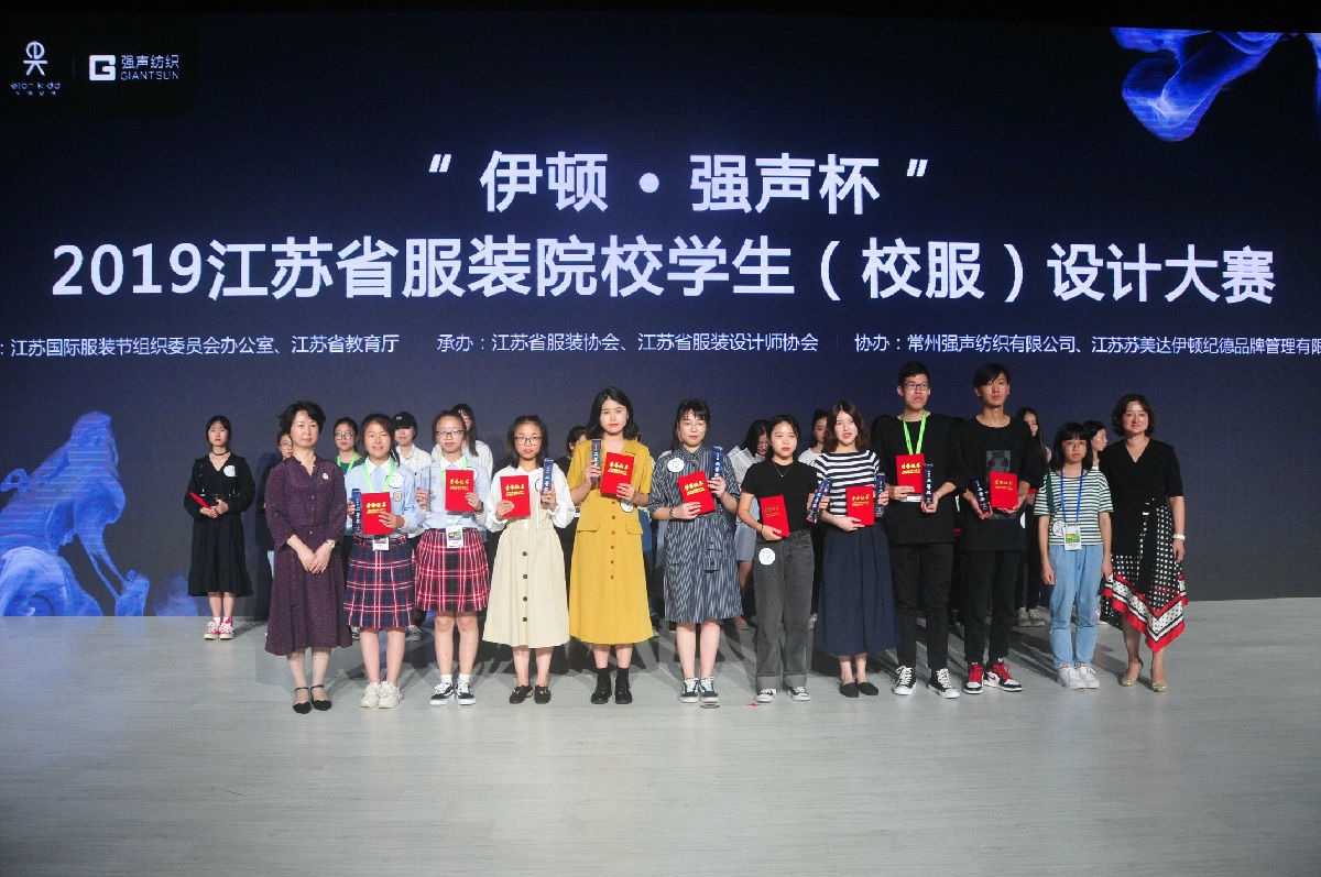 左五为我校二等奖获得者高雅.jpg