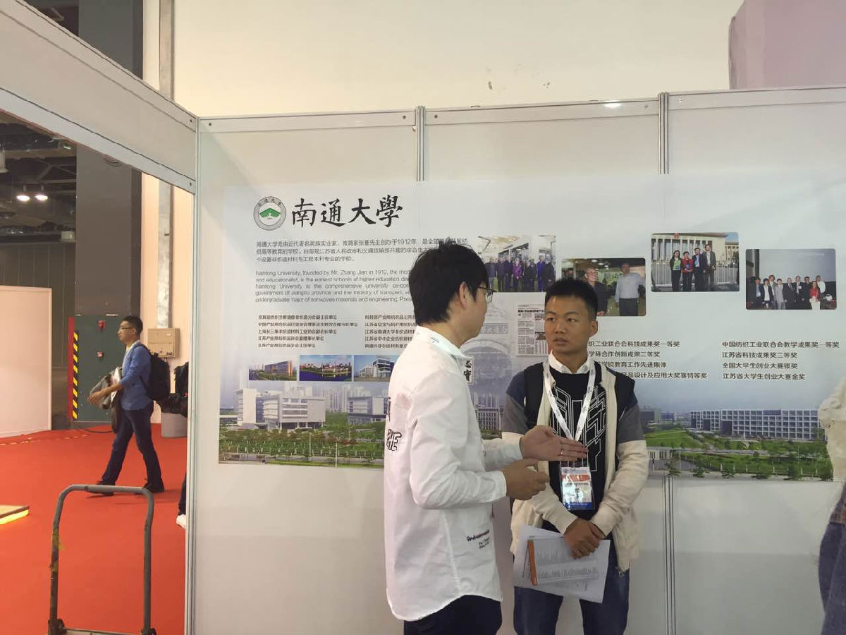 与企业人员进行学术探讨.png